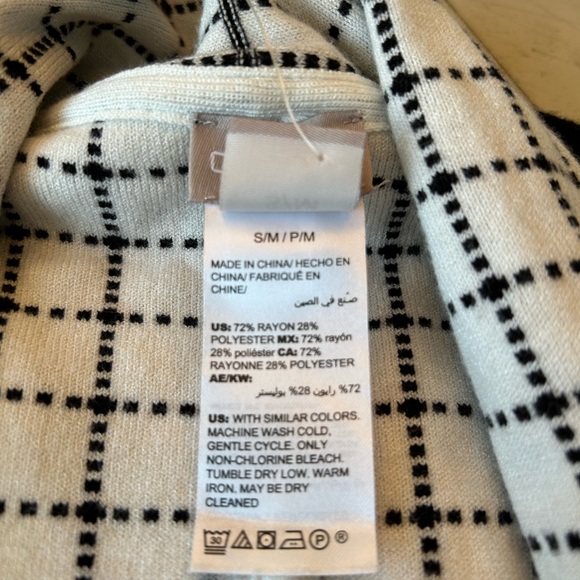 CHICO’s BRAND NEW NEVER WORN S/M GRIDLINES RUANA BLACK AND CREAM WRAP SHAWL CAPE - Picture 7 of 9